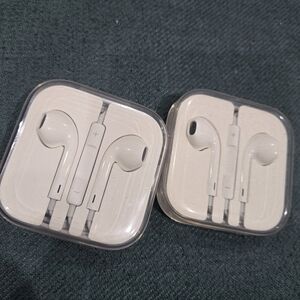 2 Apple Earpods Wired Headphones Mic 3.5mm Plug White Earbuds